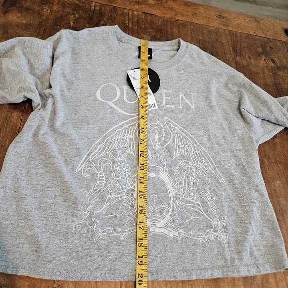 NWT -  Day Queen Crest Crop Sleeve Tee from Urban Outfitters - Picture 7 of 10